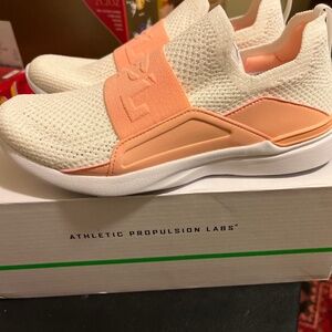 APL Women’s TechLoom Bliss size 6.5 new in box